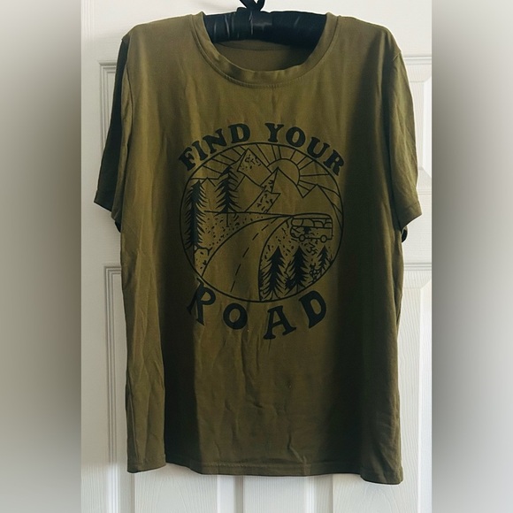 Find Your Road Tshirt Women Letter Graphic Tee ShortSleeve, size Large - Picture 1 of 4